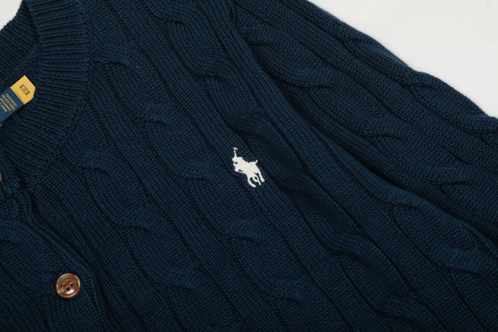 P230 Top quality" Style number: DS006# (not off the shelves all year round) [Ralph Lauren round neck solid color pony embroidery logo twist knitted cardigan] ✅Ralph Lauren Ralph Lauren classic basic versatile knitted cardigan jacket for all seasons ✅Main supplier platform live broadcast Wholesale entity Replacement if out of stock Not off the shelf ✅ZP quality 1:1 version Scan the code to enter the GF website Counter quality ✅Detailed quality The only one in Guangzhou Imported quality cotton yarn Focus on high-end, cost-effective, and good quality. Needless to say, the version is restored to the original version. The maximum size can be worn up to 160 pounds. Loose, comfortable and stress-free. ✅The upper body is simple and easy to match. A must-have for goddess ootd. Good-looking clothes are never picky. Must-have items in goddess wardrobe. Size: S- Navy blue white label Navy blue red label